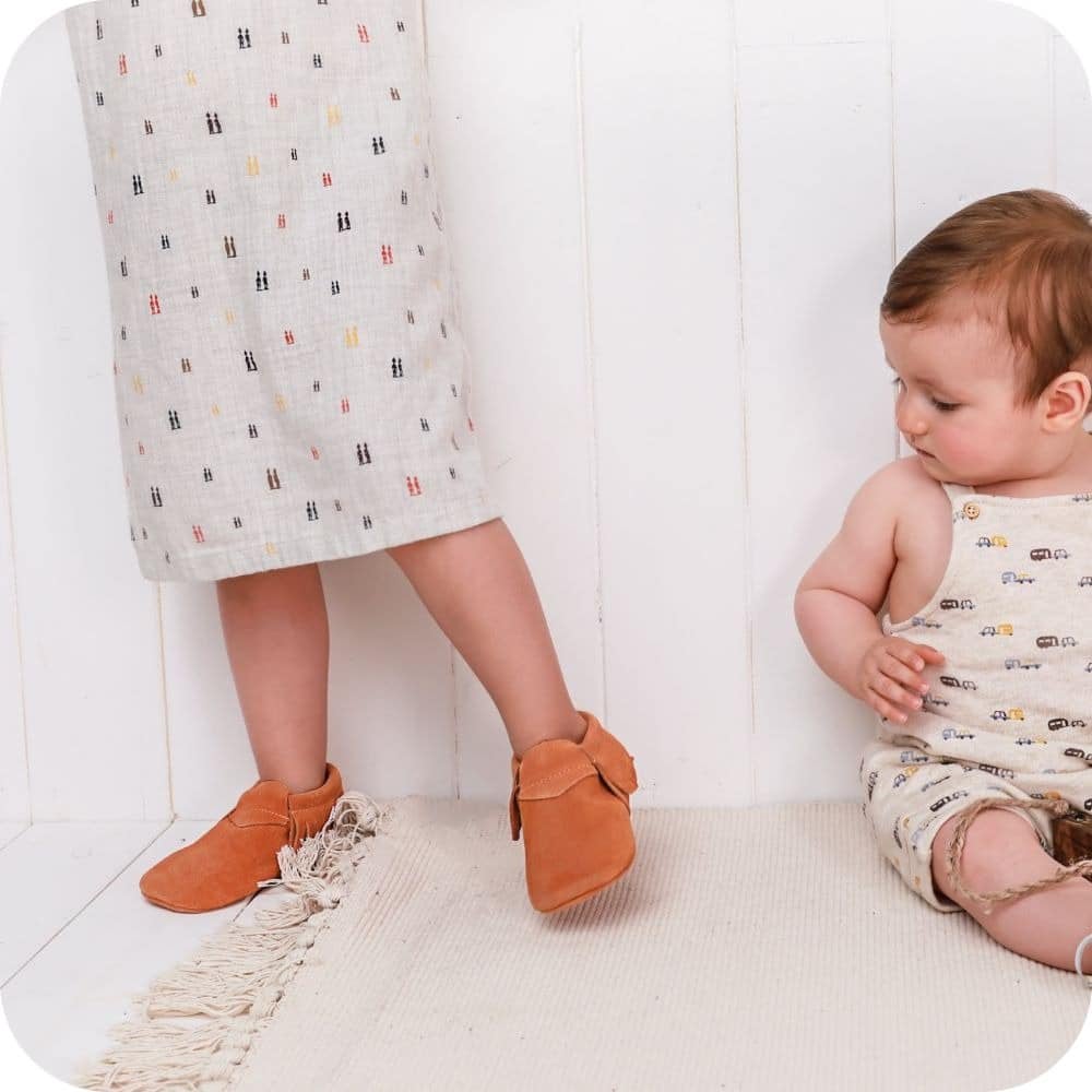 Chaussons mocassins bébé en suède – Camel