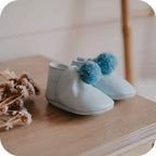 Chaussons bébé à pompons – Bleu cie