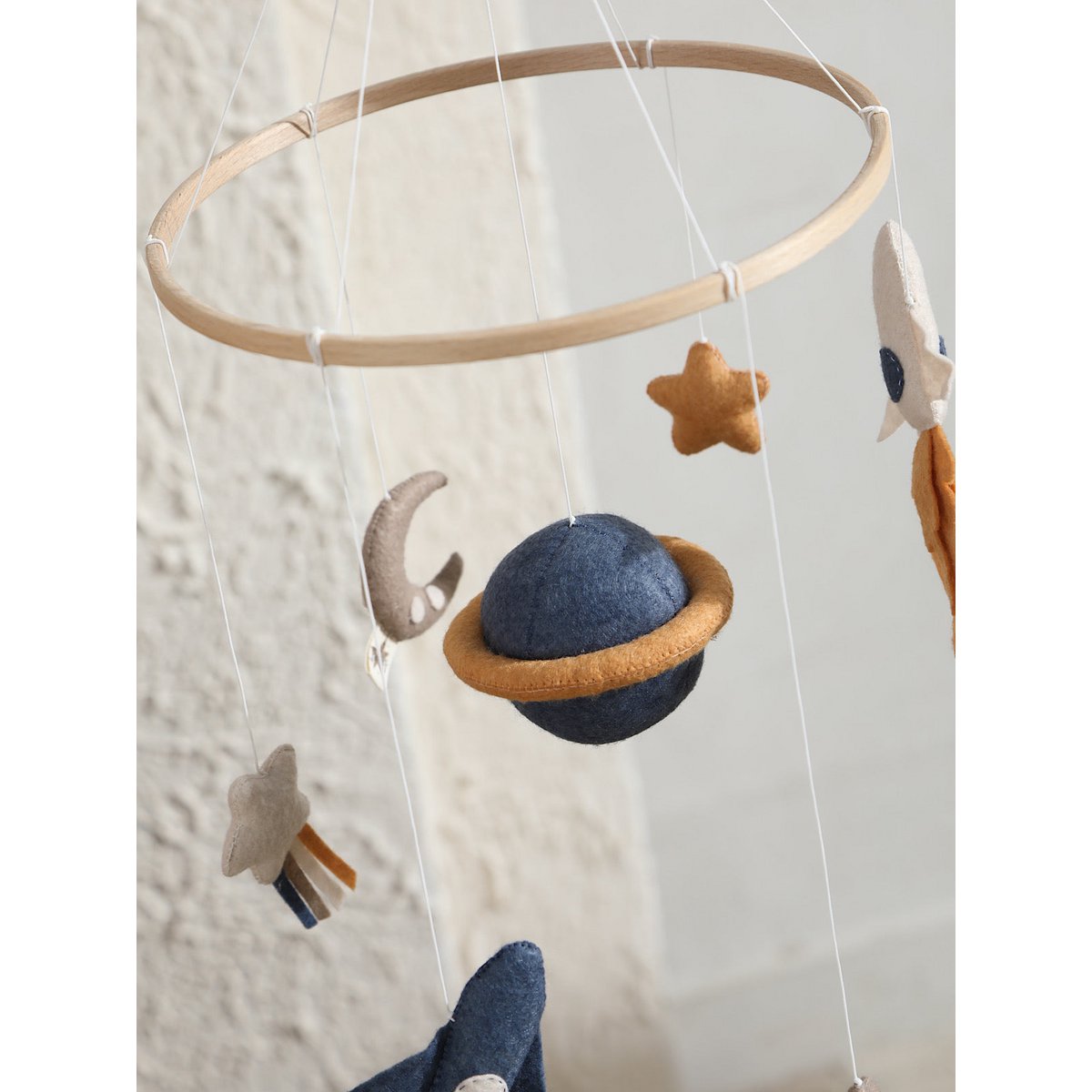 Mobile Espace – Rêver la tête dans les étoiles