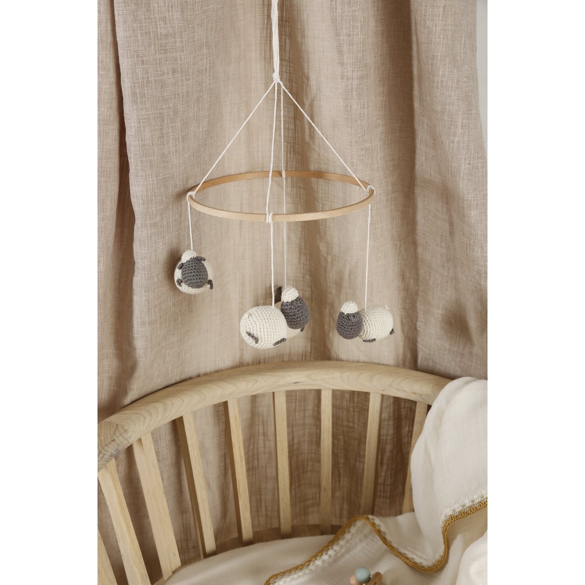 Mobile bébé en coton bio – Petits moutons