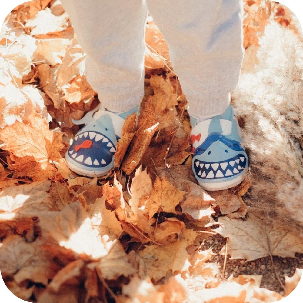 Chaussons bébé en cuir souple – Requin Taquin