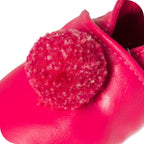Chaussons bébé à pompons – Fuchsia