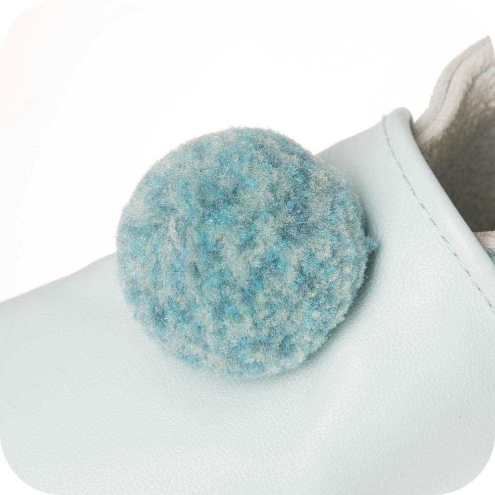 Chaussons bébé à pompons – Bleu cie