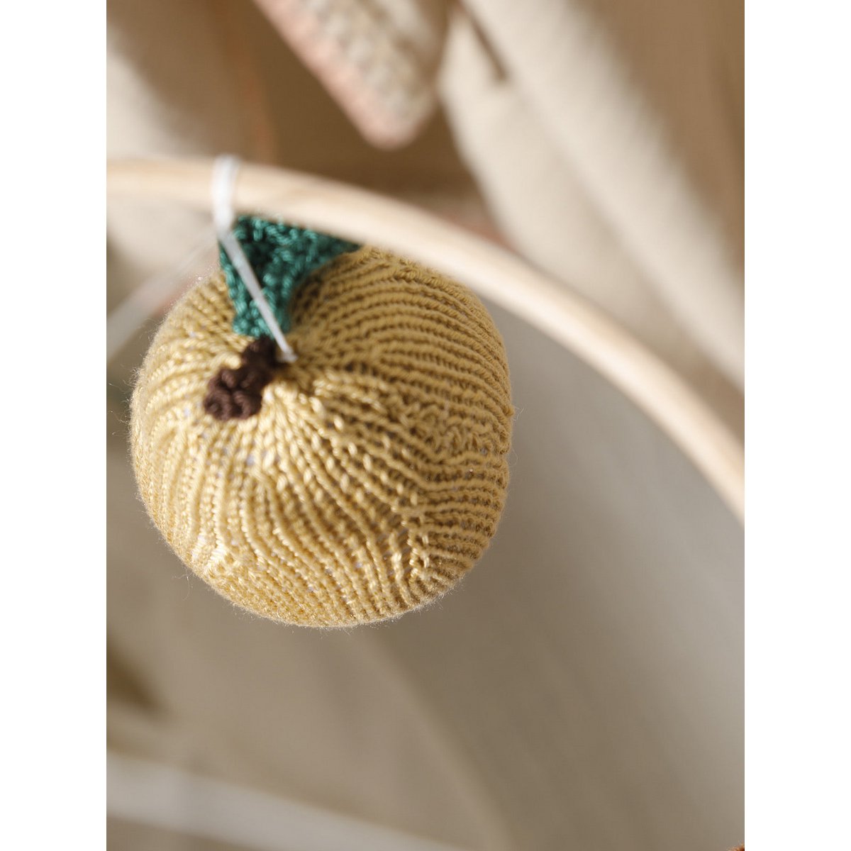 Mobile Fruits – Entre Pommes & Poires, une poésie suspendue