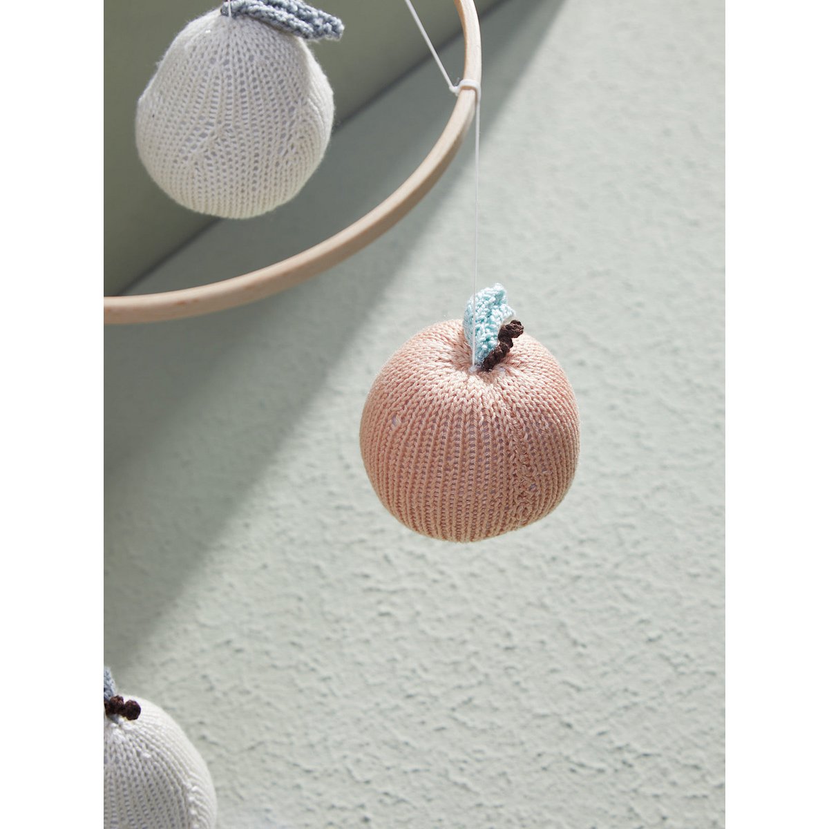 Mobile Fruits – Entre Pommes & Poires, une poésie suspendue