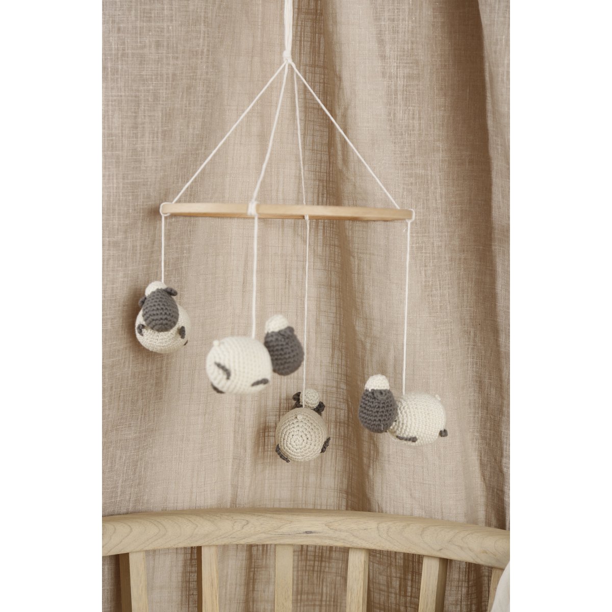 Mobile bébé en coton bio – Petits moutons