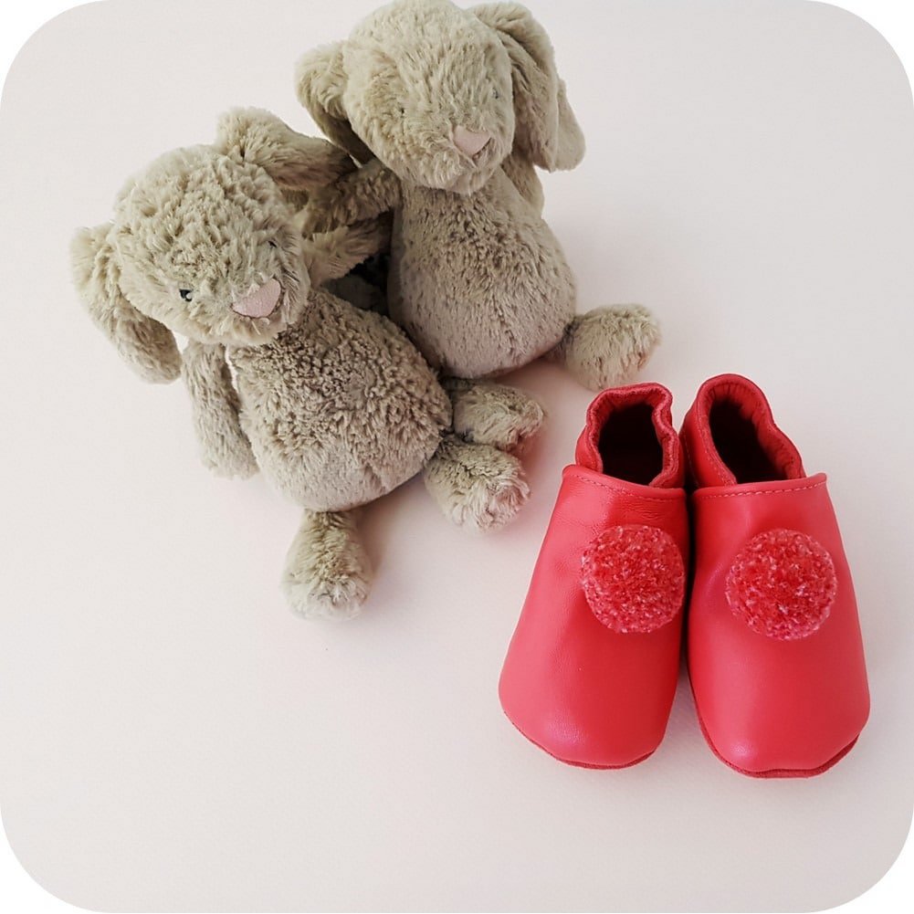 Chaussons bébé à pompons – Fuchsia